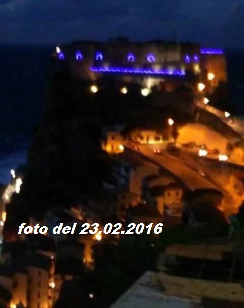 foto castello luci accese.jpg