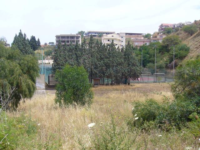 il terreno dove dovrebbe sorgere il campo polivalente.jpg